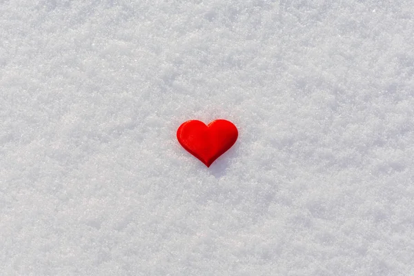 Corazón Rojo Sobre Nieve Brillante Tema Del Día Vilentine Símbolo — Foto de Stock