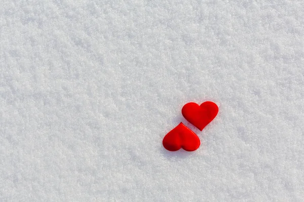 Dos Corazones Rojos Sobre Nieve Brillante Tema Del Día Vilentine —  Fotos de Stock