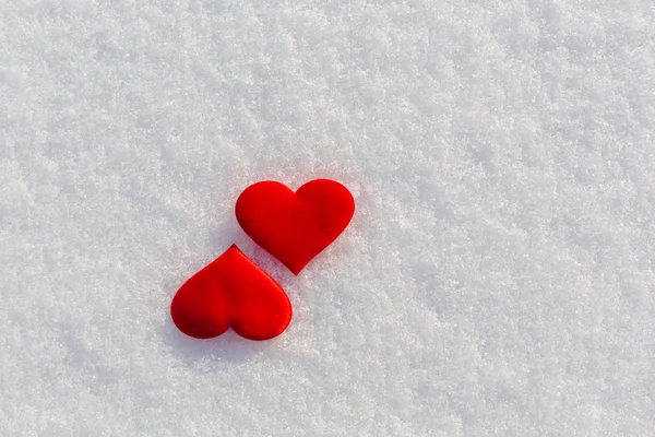 两颗红心在闪闪发光的雪上 维伦廷的日主题 爱情的象征 复制空间 — 图库照片