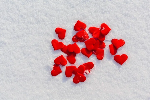 许多红心在闪闪发光的雪上 维伦廷的日主题 爱情符号 — 图库照片