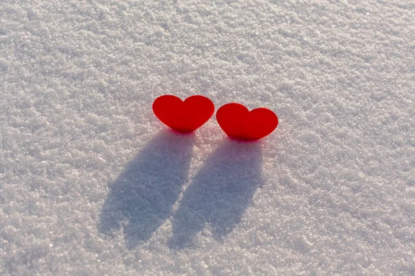 影と夕日に輝く雪の上の つの赤いハート Vilentine の日のテーマ 愛のシンボル — ストック写真