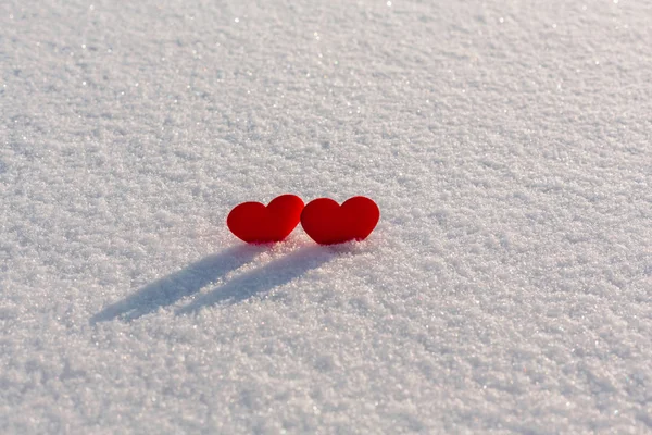 Två Röda Hjärtan Glittrande Snö Solnedgången Med Skugga Vilentine Day — Stockfoto