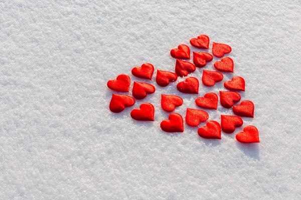 Corazones Rojos Sobre Nieve Brillante Tema Del Día Vilentine Símbolo — Foto de Stock