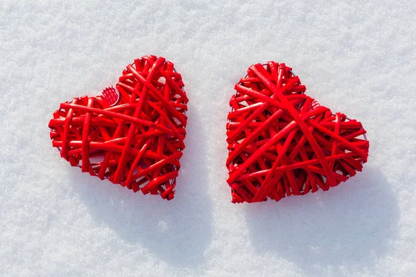 Dos Grandes Corazones Rojos Sobre Nieve Brillante Tema Del Día — Foto de Stock