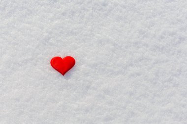 Kırmızı kalp ışıltılı kar üzerinde. Vilentine'nın günü teması. Aşk sembolü. Kopya alanı.