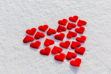 Işıltılı kar kırmızı kalpler. Vilentine'nın günü teması. Aşk sembolü.