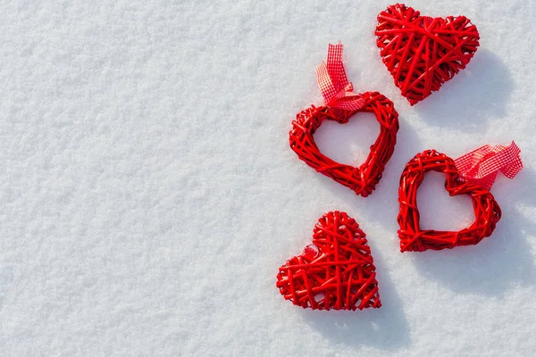红色的心在闪闪发光的雪上 维伦廷的日主题 爱情的象征 复制空间 — 图库照片
