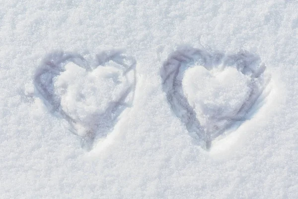 キラキラ光る雪の上 つハート形プリント Vilentine の日のテーマ 愛のシンボル — ストック写真
