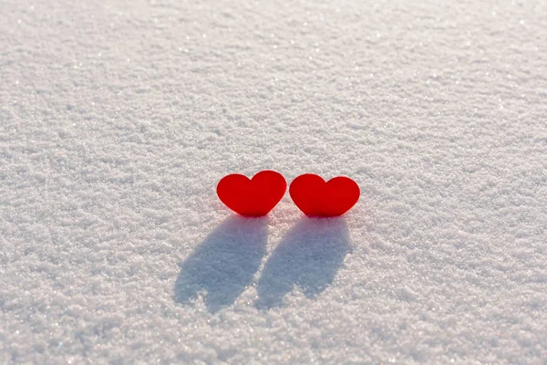 影と夕日に輝く雪の上の つの赤いハート Vilentine の日のテーマ 愛のシンボル — ストック写真