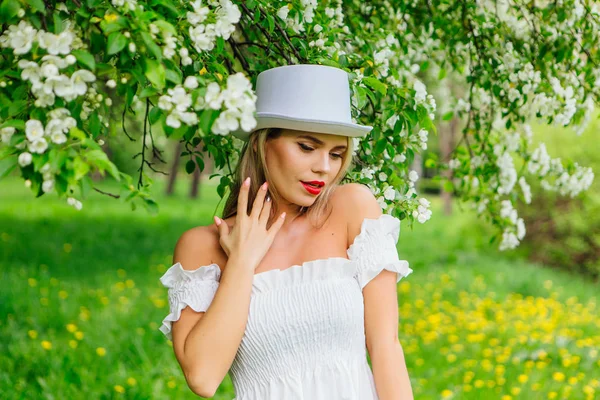 Sexy Novia Moderna Sombrero Cilindro Blanco Que Ordena Flores Manzano — Foto de Stock