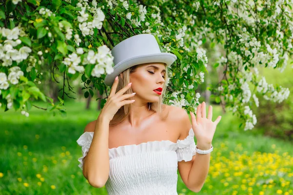 Sexy Novia Moderna Sombrero Cilindro Blanco Que Ordena Flores Manzano — Foto de Stock