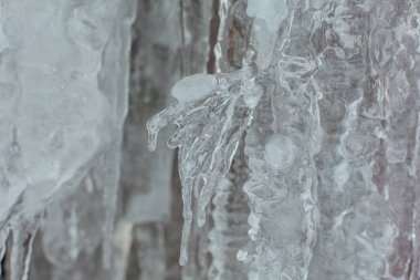 Kışın çok büyük ve tehlikeli buz sarkıtları yakın çekim