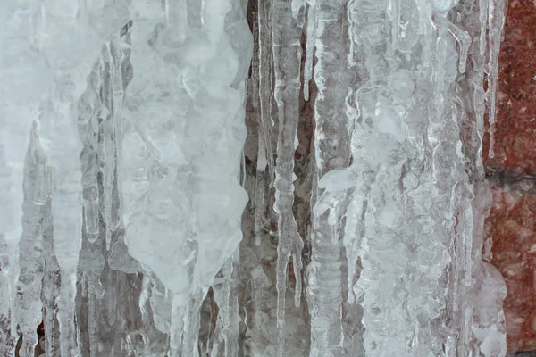 Icicles Muito Grandes Perigosos Perto Inverno — Fotografia de Stock