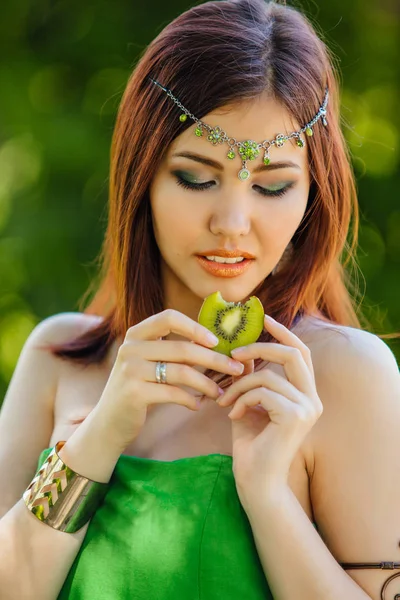 Portret Pięknej Młodej Kobiety Azjatki Zielonej Sukni Diadema Głowę Trzyma — Zdjęcie stockowe