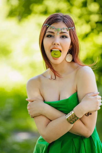 Portret Pięknej Młodej Kobiety Azjatki Zielonej Sukni Diadema Głowę Trzyma — Zdjęcie stockowe