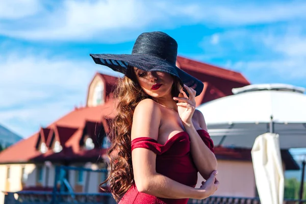 Красивая Молодая Женщина Красном Платье Шляпе Балак Летний Солнечный День — стоковое фото