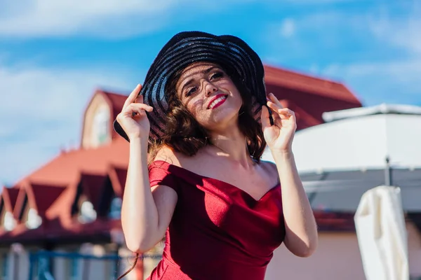 Mooie Jonge Vrouw Rode Jurk Balack Hoed Zonnige Zomerdag Blauwe — Stockfoto