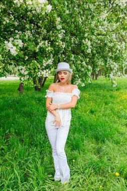 Beyaz silindir şapka enjoing bloomin elma ağacı çıtır seksi modern gelin