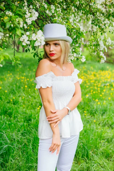 Beyaz silindir şapka enjoing bloomin elma ağacı çıtır seksi modern gelin