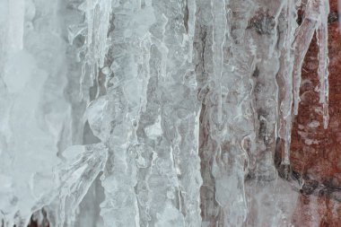 Kışın çok büyük ve tehlikeli buz sarkıtları yakın çekim