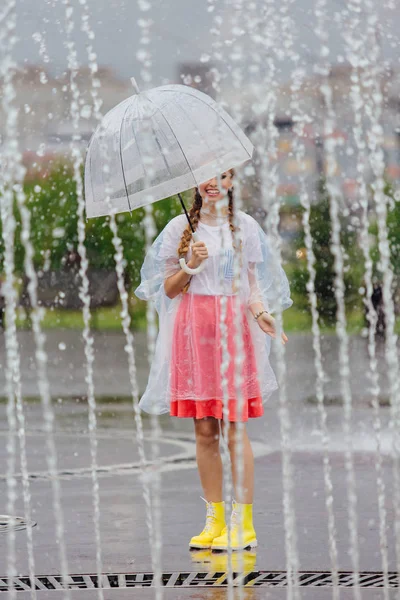 Mooi Meisje Met Twee Vlechten Gele Laarzen Met Transparante Paraplu — Stockfoto