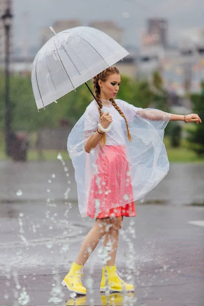 Mooi Meisje Met Twee Vlechten Gele Laarzen Met Transparante Paraplu — Stockfoto