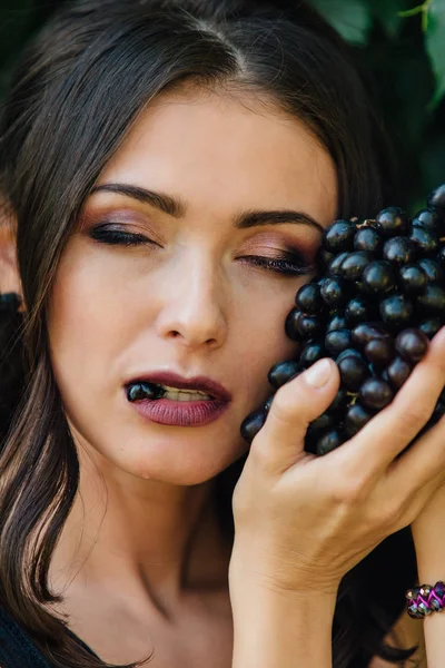 Retrato Joven Morena Sexy Vestido Negro Mordiendo Uvas Negras — Foto de Stock