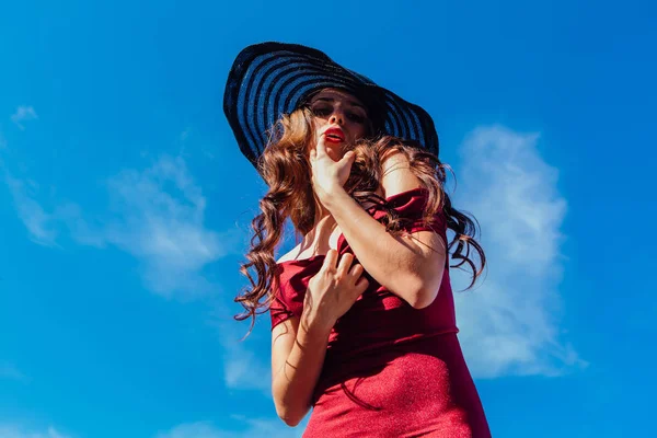 Красивая Молодая Женщина Красном Платье Шляпе Балак Летний Солнечный День — стоковое фото