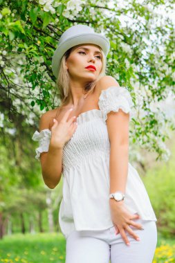 Beyaz silindir şapka enjoing bloomin elma ağacı çıtır seksi modern gelin