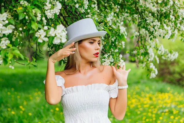 Sexy Novia Moderna Sombrero Cilindro Blanco Que Ordena Flores Manzano —  Fotos de Stock