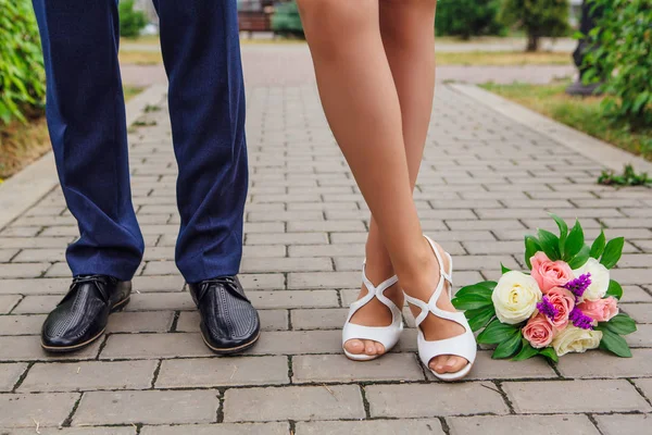 Ноги Нареченого Нареченої Весільним Букетом Стоять Поруч Один Одним — стокове фото