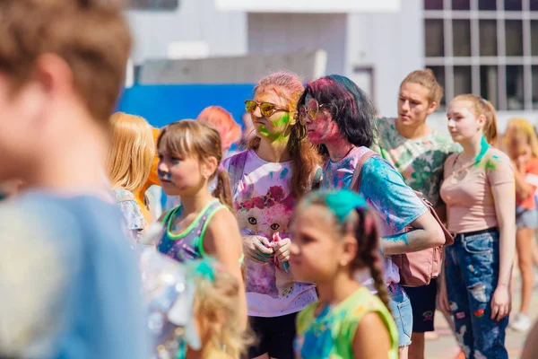 Подростки на фестивале Холи. Молодые люди с разноцветным порошком голи . — стоковое фото