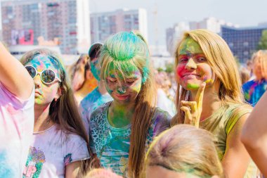 Holi Festivali gençler. Gençlerle renkli holi toz.