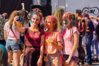 Holi Festivali gençler. Gençlerle renkli holi toz selfie yapma.