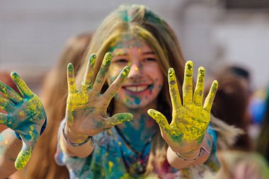 Holi Festivali gençler. Gençlerle renkli holi toz.