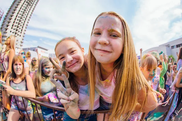 ホーリー祭で 10 代の若者。カラフルなホーリー パウダーと若者. — ストック写真