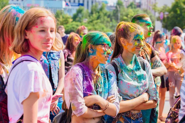 Teenagers on the Holi festival. Young people with colorful holi powder. — Stock Photo, Image