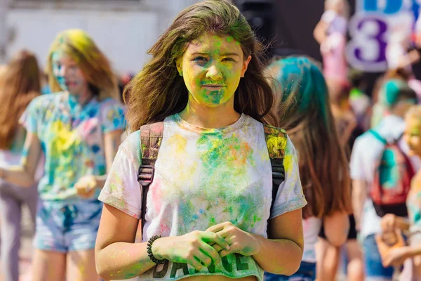 Holi Festivali genç kız. Gençlerle renkli holi toz.