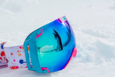 Kayak ve snowboard maskesi yakın inloved kaç sarılma yansıma ile çekim