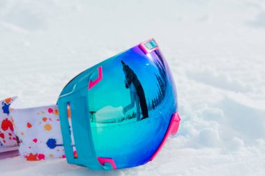 Kayak ve snowboard maskesi yakın inloved kaç sarılma yansıma ile çekim