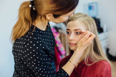 Genç güzel kadın ile Studio çalışma makyaj sanatçısı.