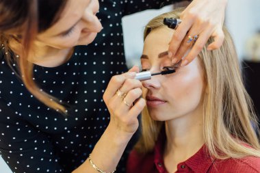 Genç güzel kadın ile Studio çalışma makyaj sanatçısı.