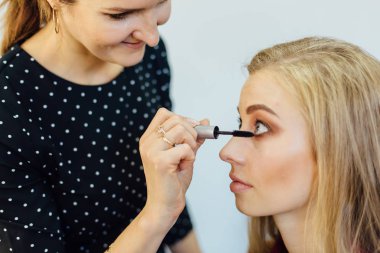 Genç güzel kadın ile Studio çalışma makyaj sanatçısı.