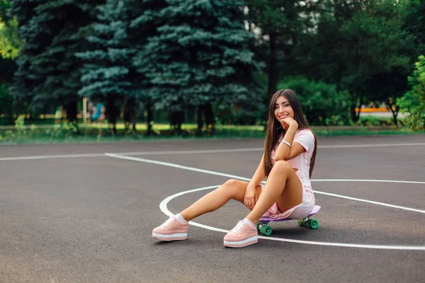 Portret Van Een Lachende Brunette Die Haar Skateboard Zit Een — Stockfoto