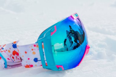 Kar üzerinde renkli kayak ve snowboard maskesi layong yakın inloved çift öpüşme yansıma ile çekim