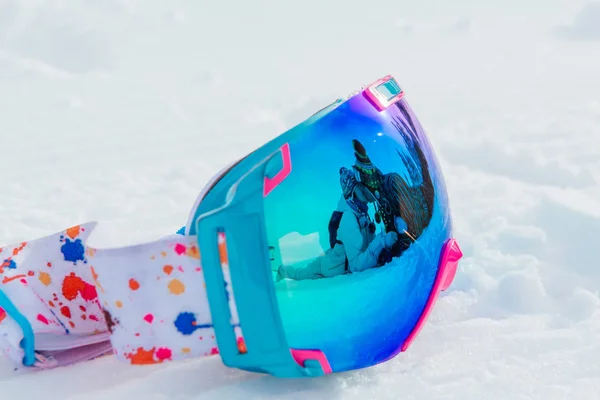 Primer Plano Esquí Colorido Snowboard Máscara Layong Nieve Con Reflejo — Foto de Stock