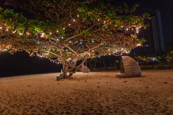 Amaca Albero Decorato Con Lampade Durante Notte Sulla Spiaggia Sabbia — Foto Stock