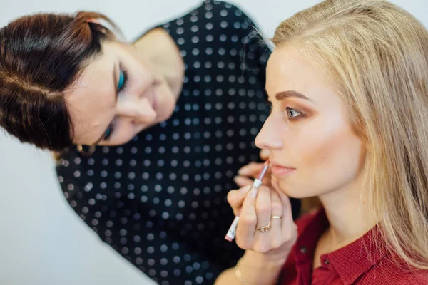 Maquillaje Artista Trabajando Estudio Con Joven Hermosa Mujer —  Fotos de Stock