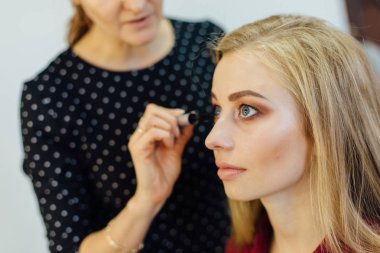 Genç güzel kadın ile Studio çalışma makyaj sanatçısı.