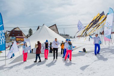Sheregesh, Kemerovo bölgesi - 6 Nisan 2018. Gençler Dünya Üniversite Oyunları 2019 yamaçta üniforma altında markalı. Krasnoyarsk Dünya Üniversite Oyunları 2019 bölgenin promo.